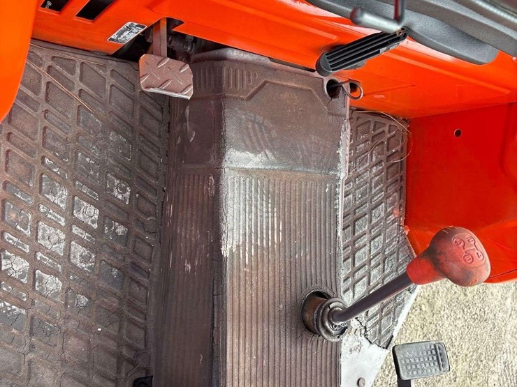 kubota-m4700-51hp-utility-loader-tractor-image-14