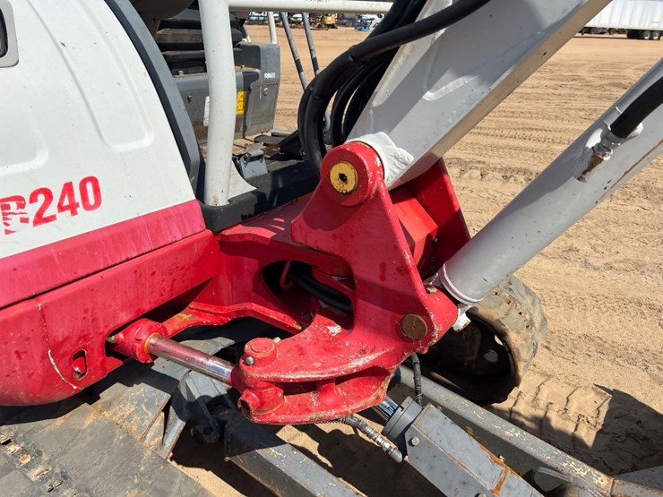 2018-takeuchi-tb240-image-26