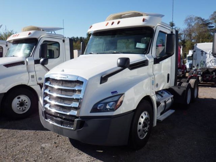 2018-freightliner-cascadia-126-image-1