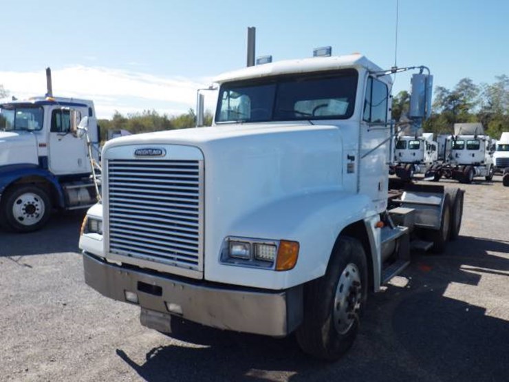 2001-freightliner-fld120-image-1