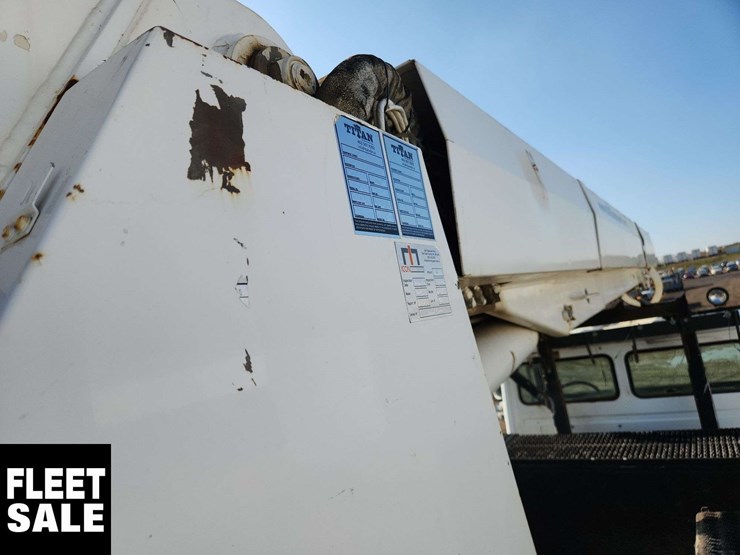 2001-freightliner-fl80-image-36