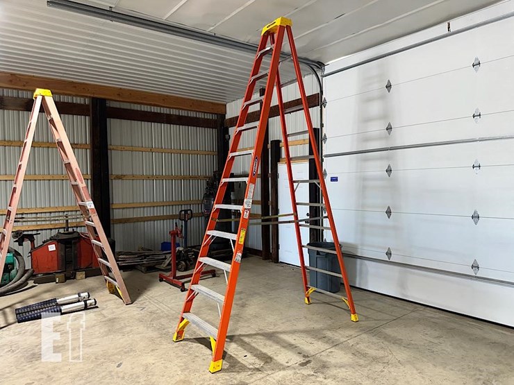 2027-werner-12'-fiberglass-ladder-image-1