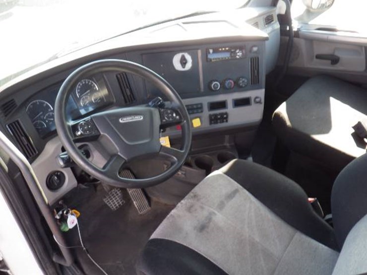 2018-freightliner-cascadia-126-image-10