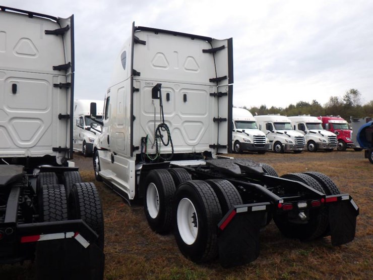 2021-freightliner-cascadia-126-image-8