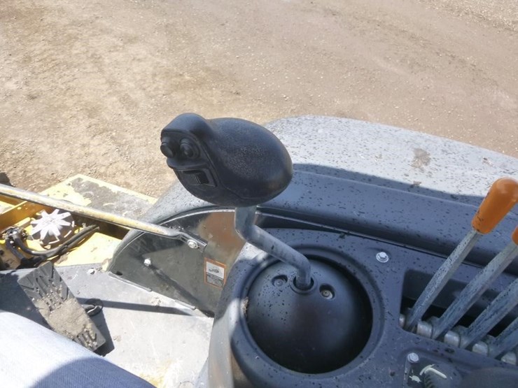 2021-deere-210l-image-12