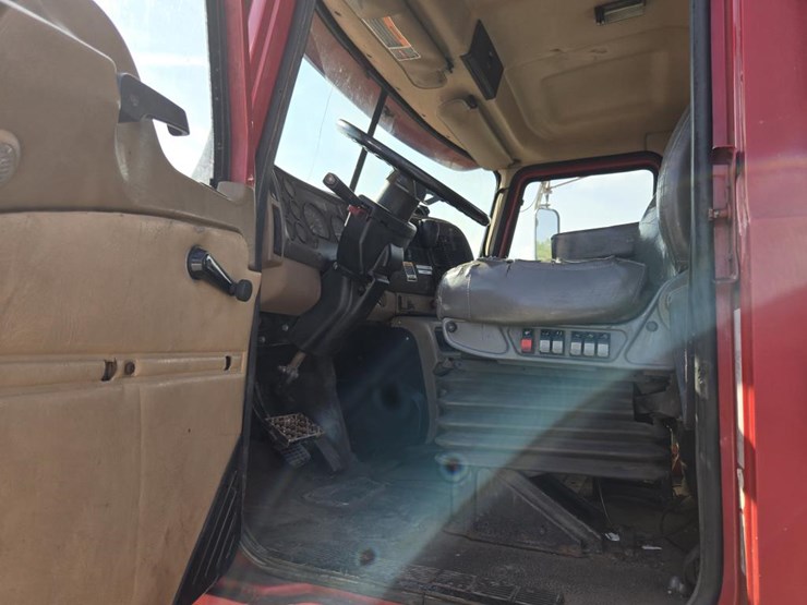 2005-mack-cl733-image-55