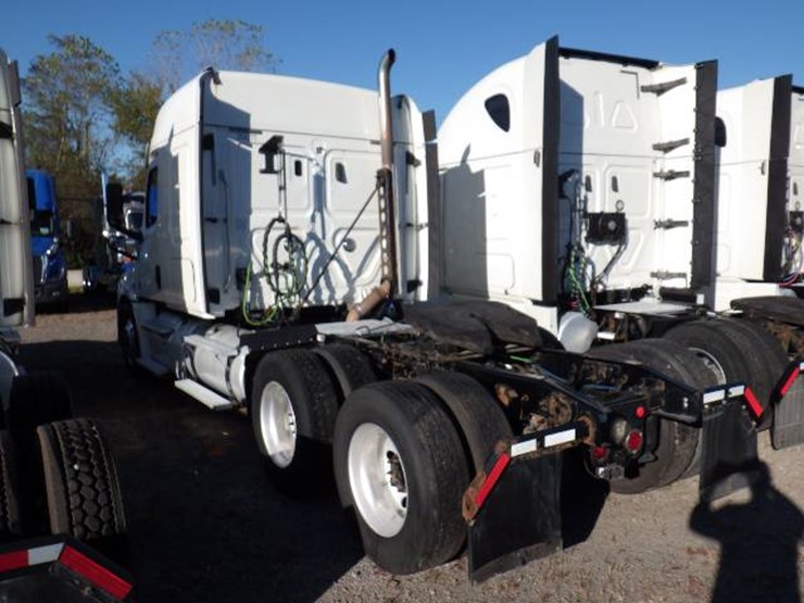2019-freightliner-cascadia-126-image-8