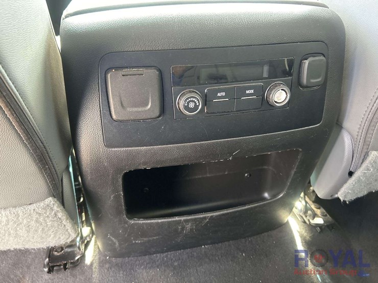 2019-chevrolet-suburban-image-36