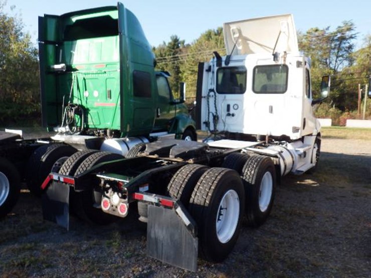 2020-freightliner-cascadia-126-image-6