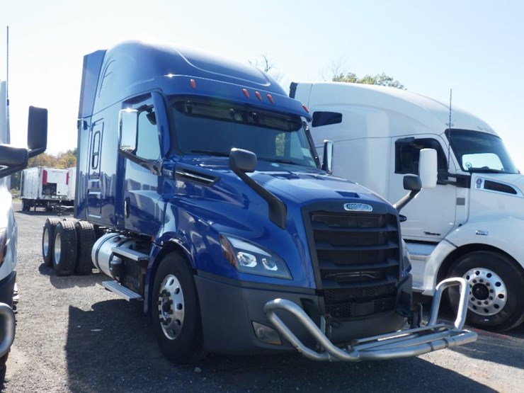 2021-freightliner-cascadia-126-image-2