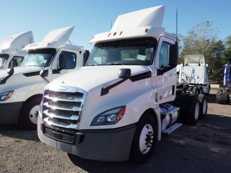 2018-freightliner-cascadia-126-image-1