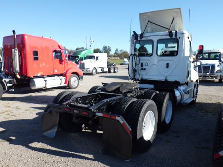 2018-freightliner-cascadia-126-image-6