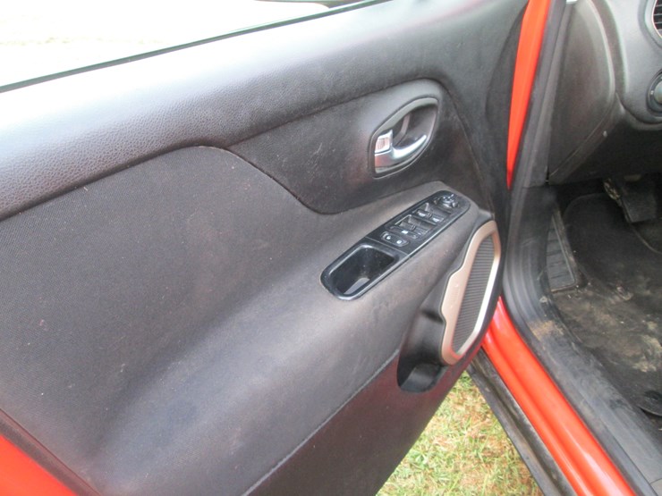 2017-jeep-renegade-image-19