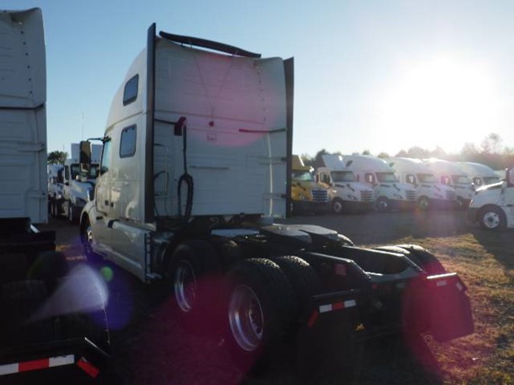 2022-volvo-vnl-860-image-10