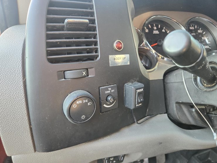 2013-chevrolet-3500hd-image-38