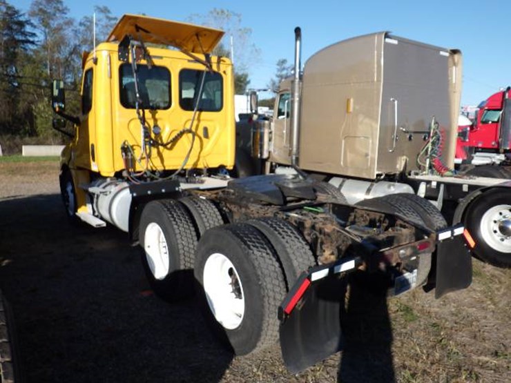 2019-freightliner-cascadia-126-image-9