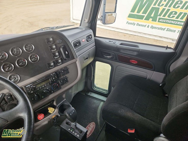 2014-peterbilt-384-image-18