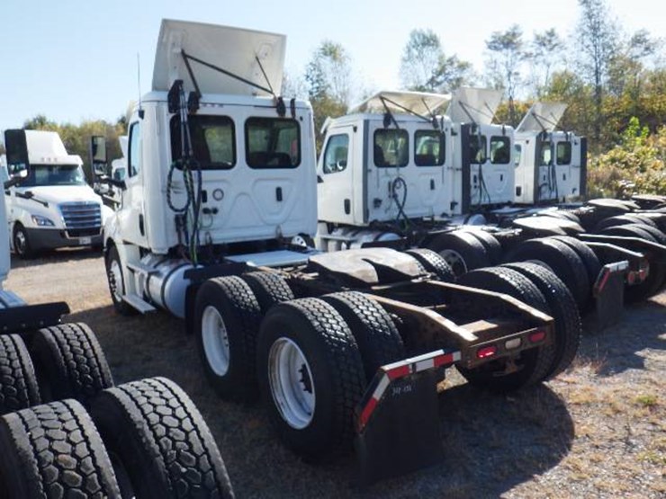 2018-freightliner-cascadia-126-image-8