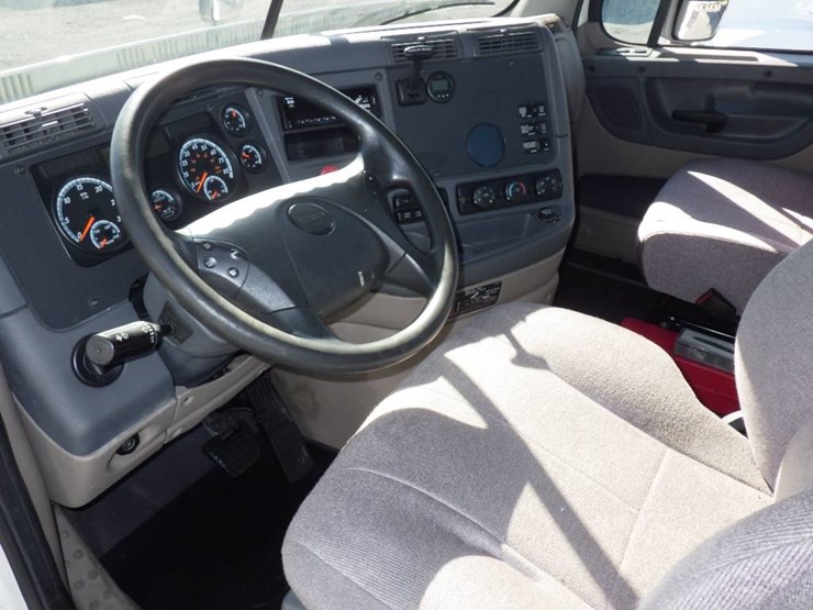 2018-freightliner-cascadia-125-image-8