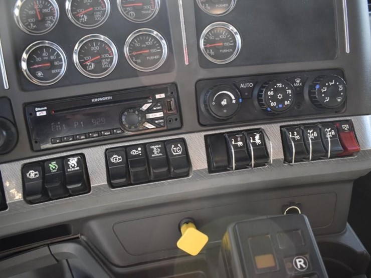 2018-kenworth-t880-image-33