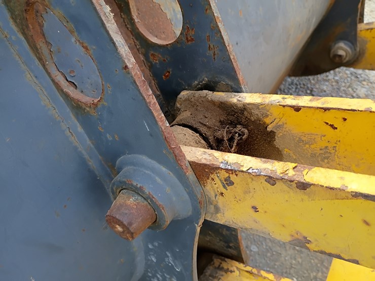new-holland-lb75-image-51