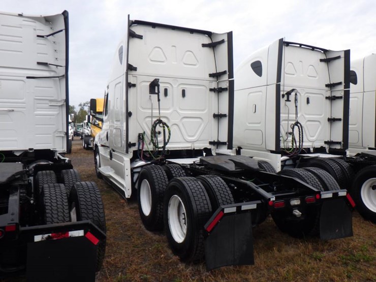 2021-freightliner-cascadia-126-image-7