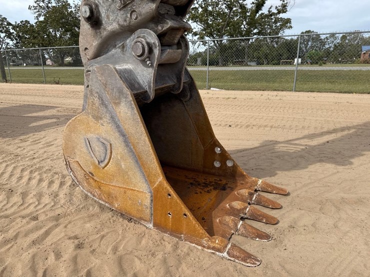 deere-245g-lc-image-23