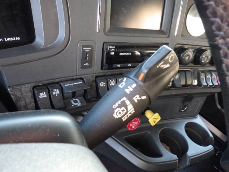 2023-kenworth-w990-image-10