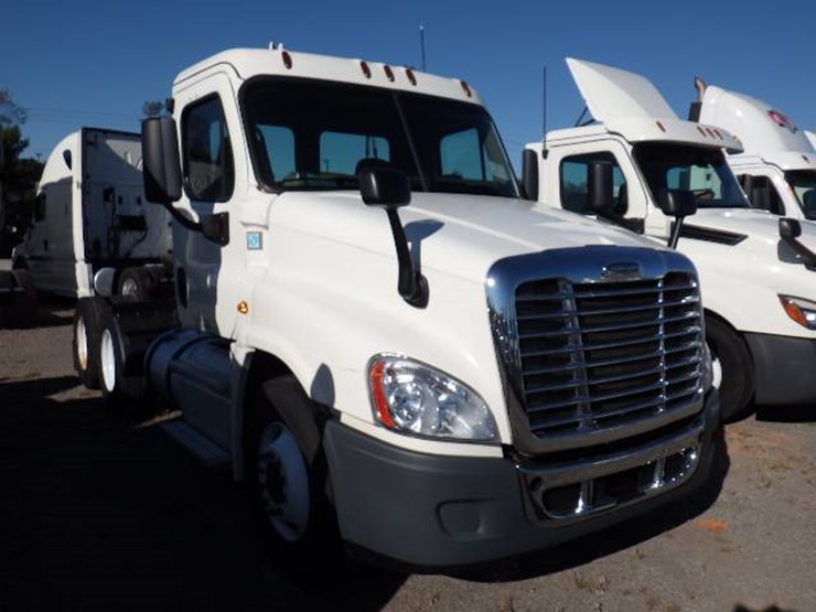 2018-freightliner-cascadia-125-image-2