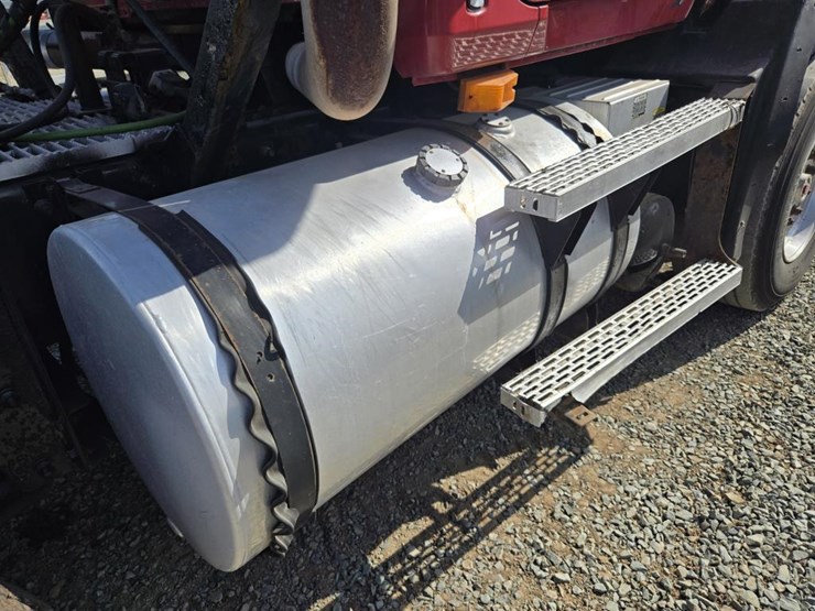2005-mack-cl733-image-22