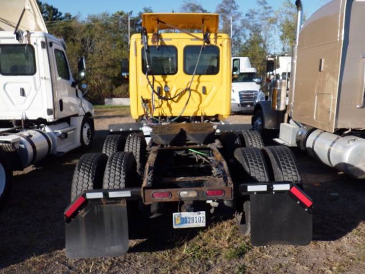 2019-freightliner-cascadia-126-image-7