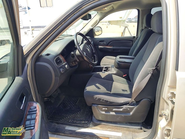 2007-chevrolet-suburban-image-13