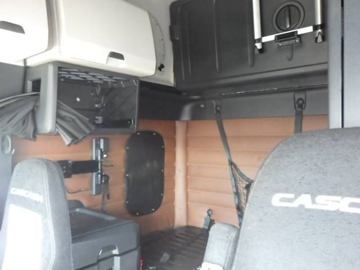 2019-freightliner-cascadia-126-image-11
