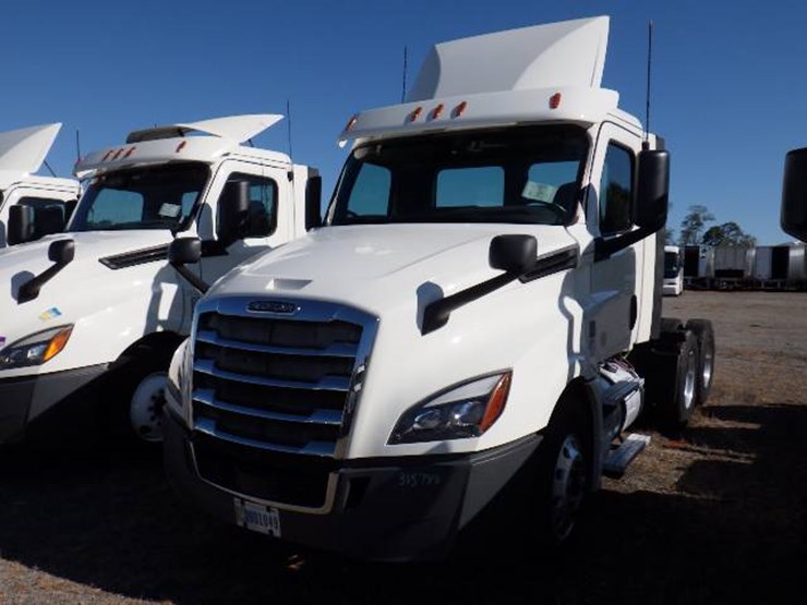 2018-freightliner-cascadia-126-image-1