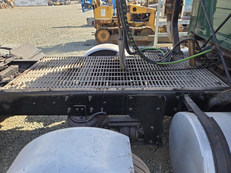 2005-mack-cl733-image-16
