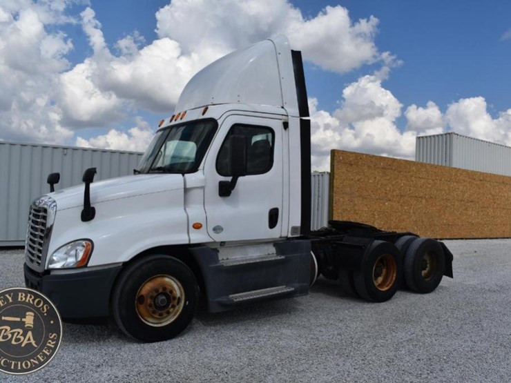 2015-freightliner-cascadia-125-image-1