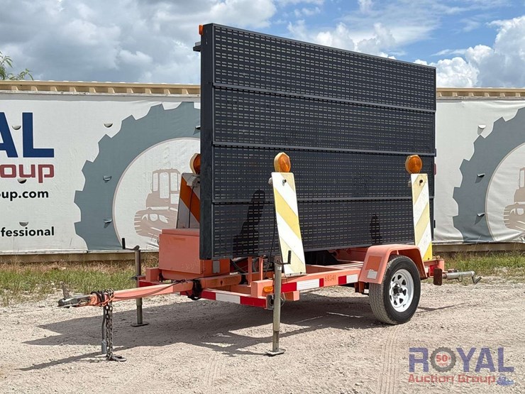2014-american-signal-solar-towable-message-board-image-1