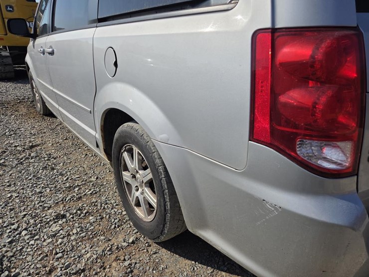 2011-dodge-grand-caravan-image-17