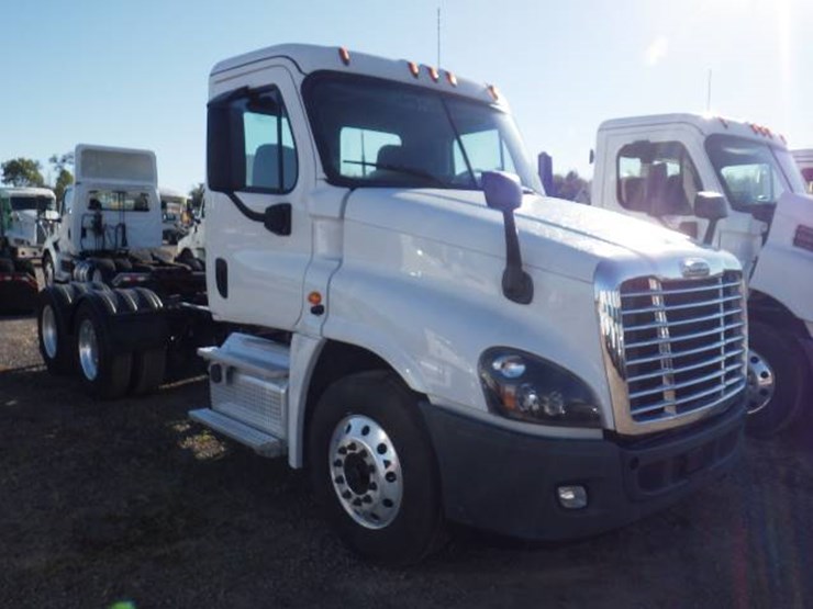 2019-freightliner-cascadia-113-image-2