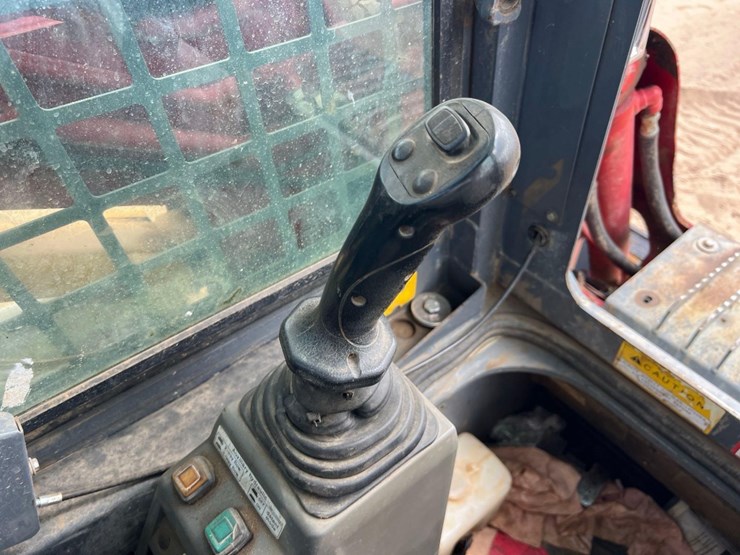 2019-takeuchi-tl8-image-30