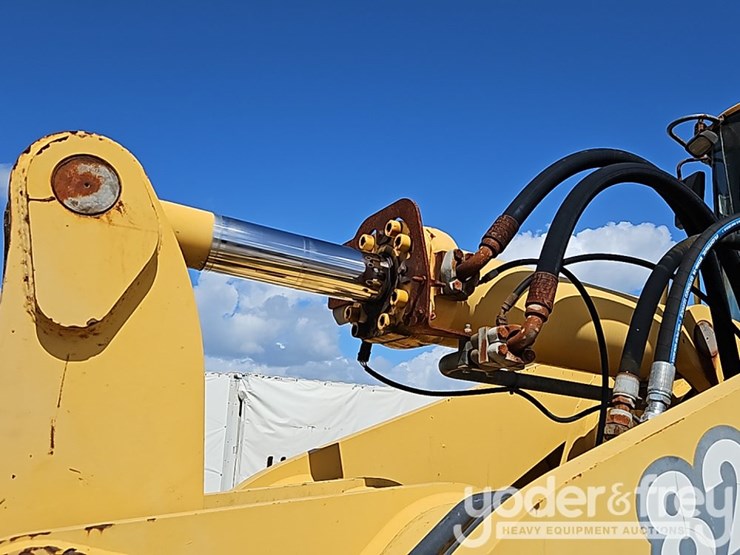 2003-deere-824j-image-17