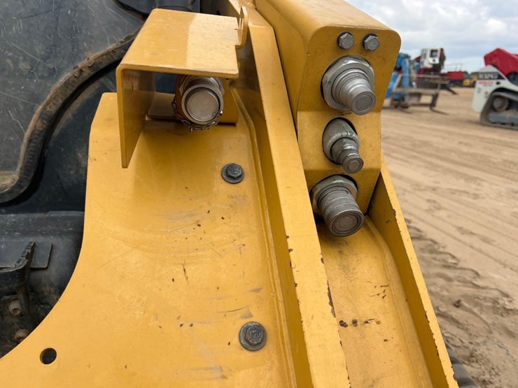 2024-caterpillar-289d3-image-11