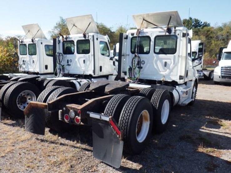 2018-freightliner-cascadia-126-image-7