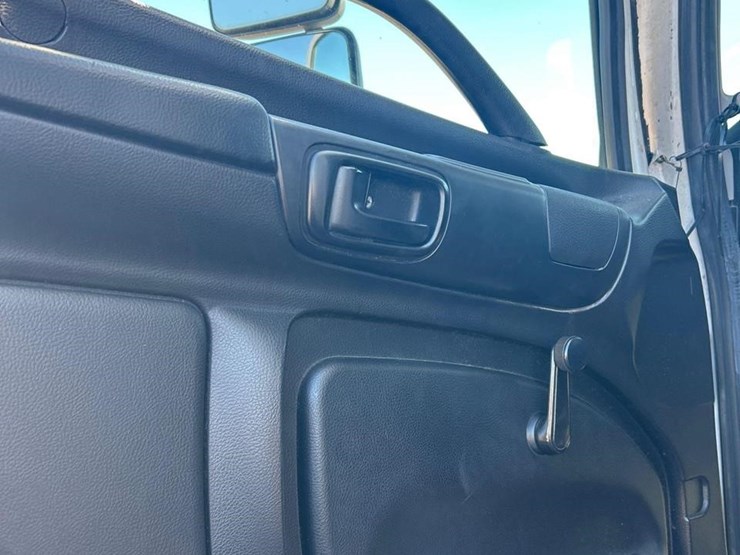 2019-hino-268-image-33