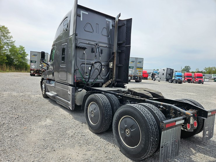 2019-freightliner-cascadia-126-image-13