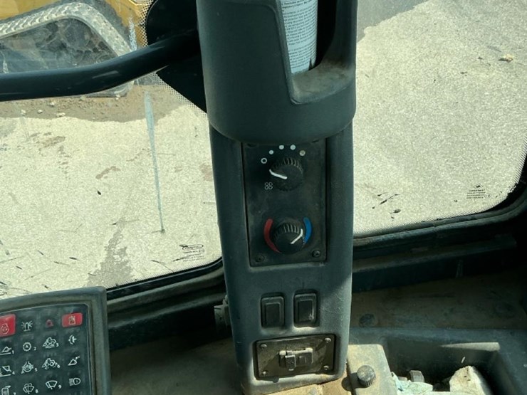 2018-deere-524k-image-55