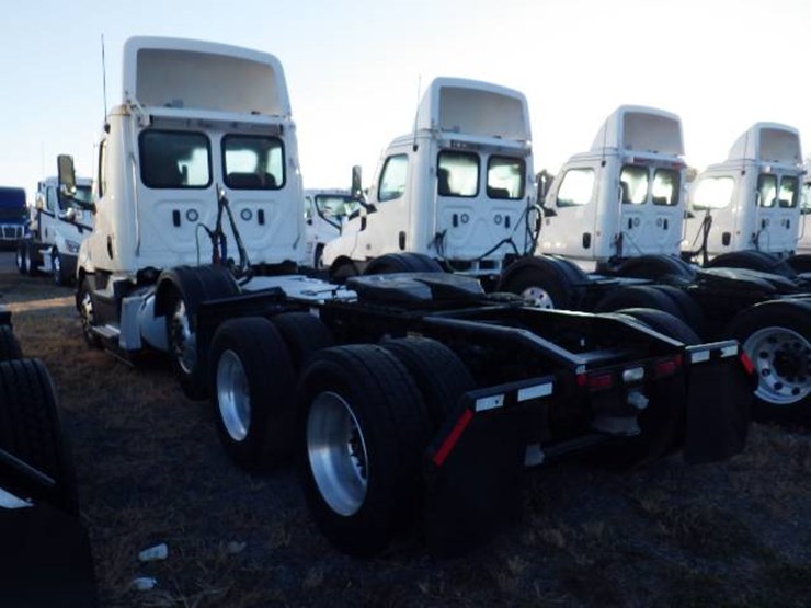 2022-freightliner-cascadia-126-image-9