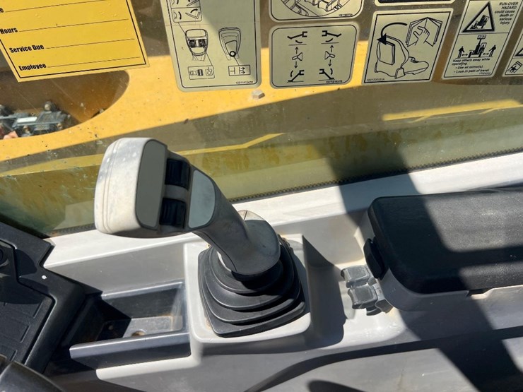 2018-caterpillar-tl1055d-image-29