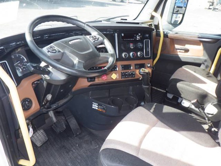 2019-freightliner-cascadia-126-image-10