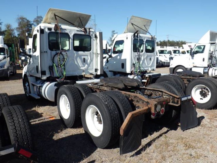 2018-freightliner-cascadia-126-image-10